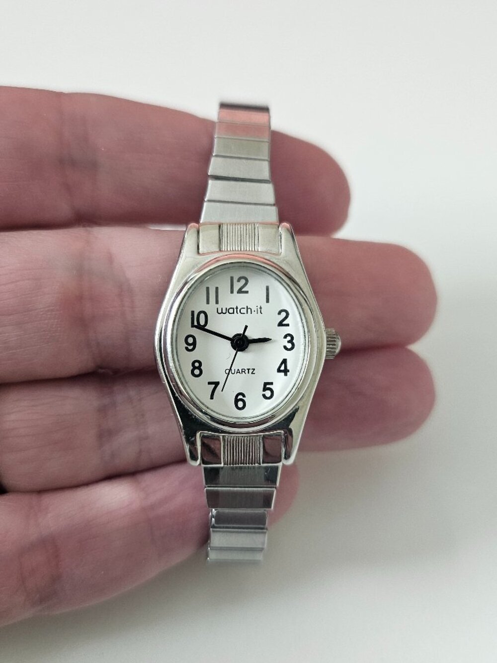 Vintage Women’s Quartz Watch | Silver Tone Flex Band | Classic